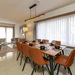 Chic And Cozy In With Free Parking Apartment