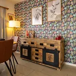 Chic And Cozy In With Free Parking Apartment