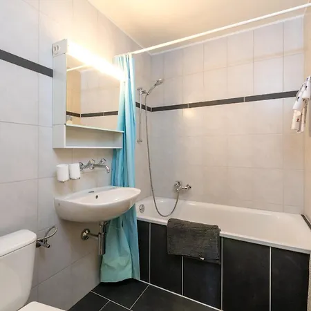 Chic And Cozy In With Free Parking Apartment