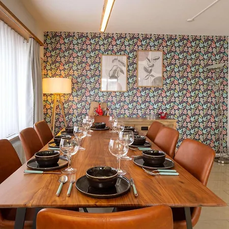 Chic And Cozy In With Free Parking