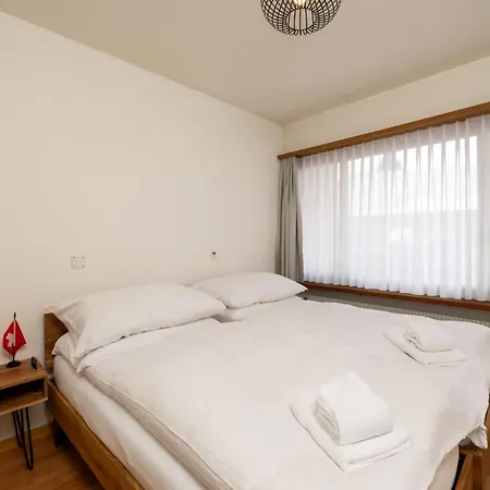 Chic And Cozy In With Free Parking *