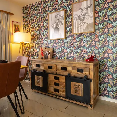 Chic And Cozy In With Free Parking Lejlighed